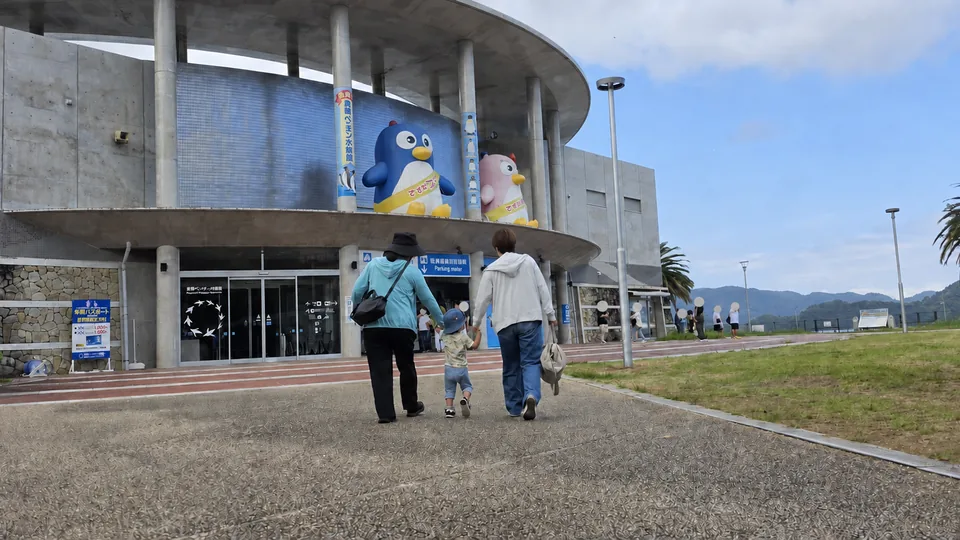 長崎ペンギン水族館の入口へ歩く1歳11か月の息子と家族