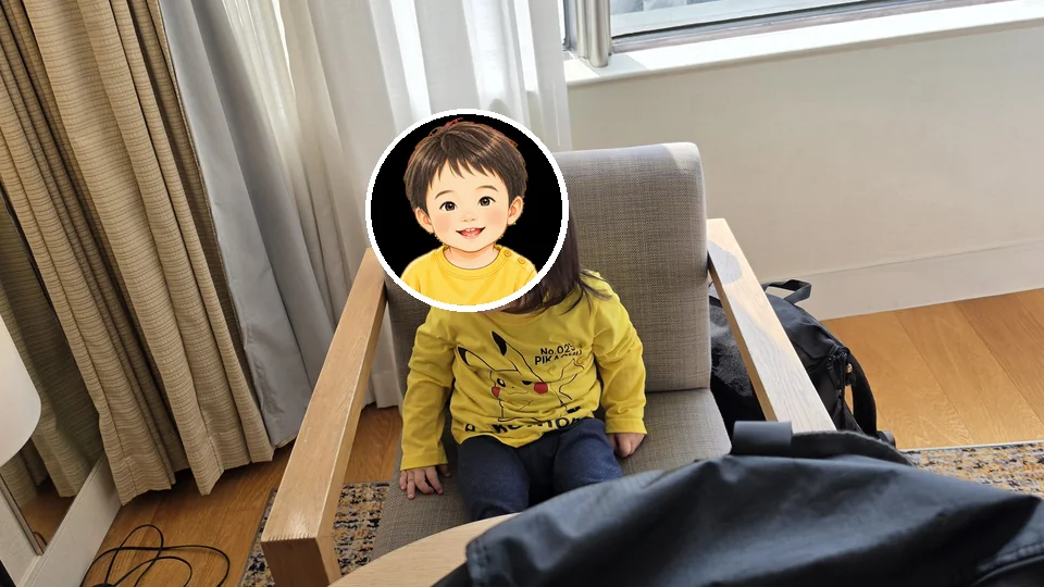 ヒルトン福岡シーホークの客室で椅子に座る1歳半の息子