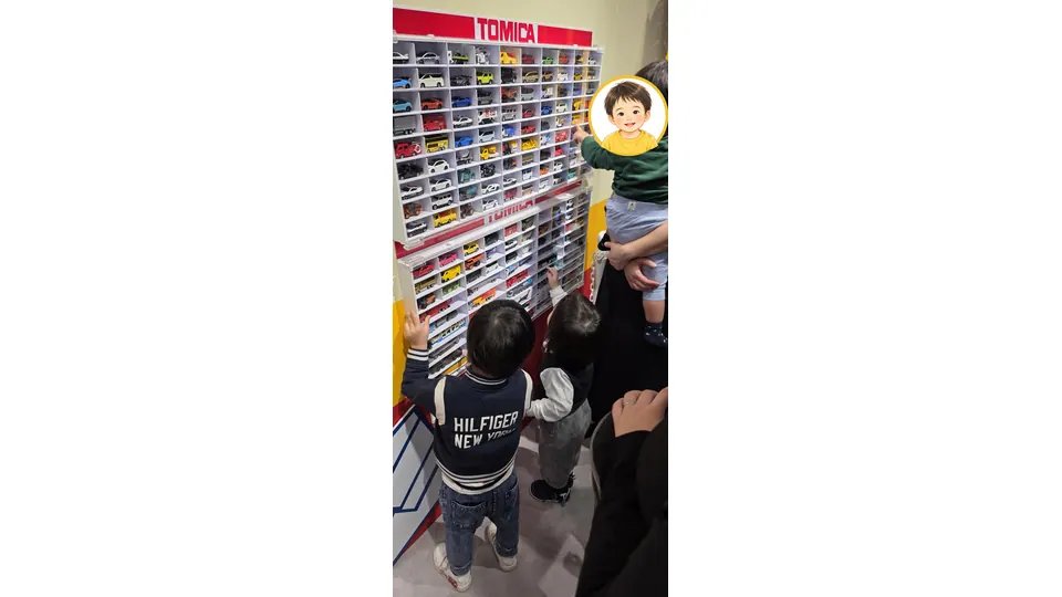 会場入口付近に並んだたくさんのトミカを見る1歳半の子ども