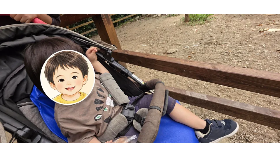 長崎バイオパークでレンタルベビーカーに乗る2歳児