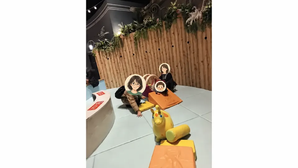 ファンタジーフォレストの幼児向け遊具で遊ぶ1歳児