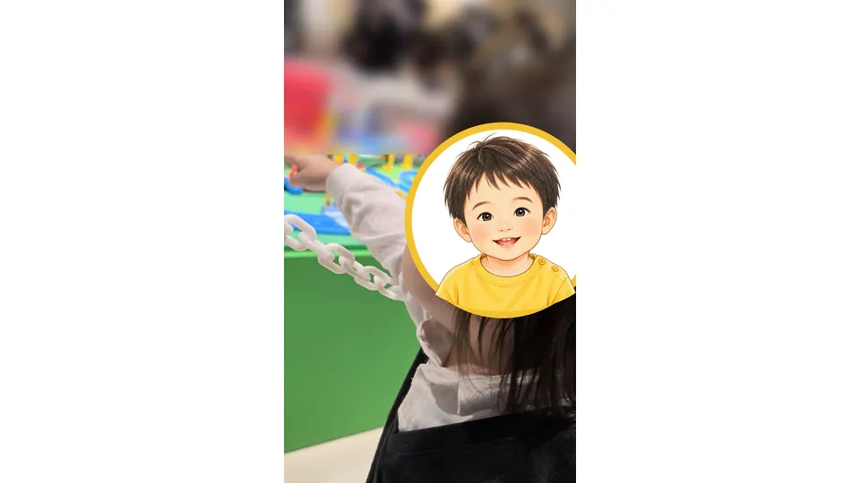 巨大ジオラマを指さして楽しむ1歳半の子ども