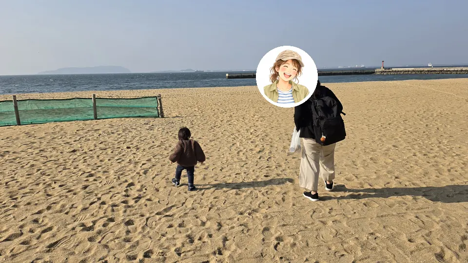 ヒルトン福岡シーホーク周辺の砂浜を歩く妻と1歳半の息子