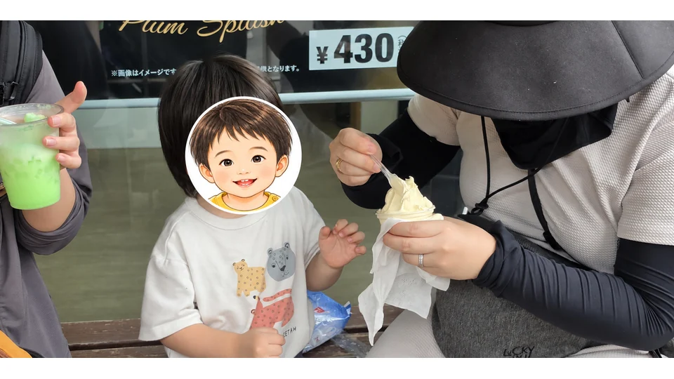 長崎バイオパークのカフェ「キウイ」でソフトクリームを楽しむ2歳児