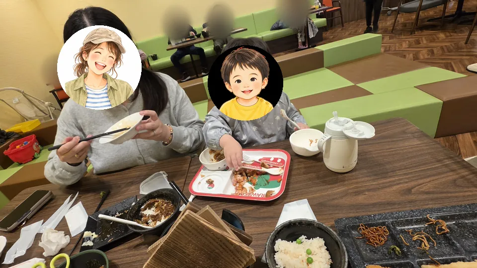 食事テーブルのすぐ後ろにマット敷きの遊び場がある雲仙東洋館の食事会場