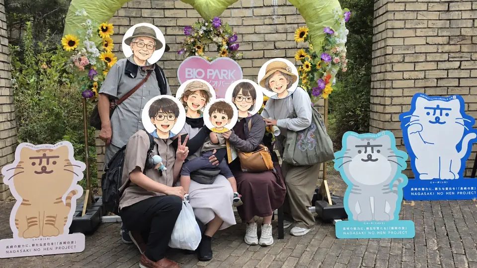 長崎バイオパークの入口で撮影した家族6人の記念写真