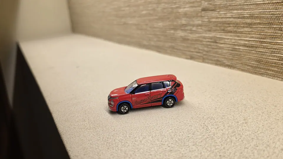 トミカ組立工場で作った赤い三菱アウトランダーPHEV
