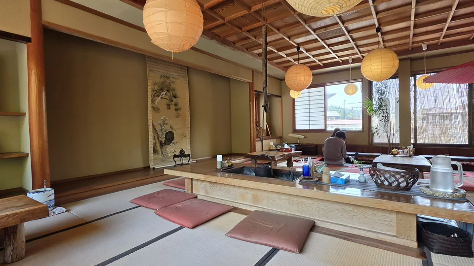 冷やし水あめをいただいた和風の店内