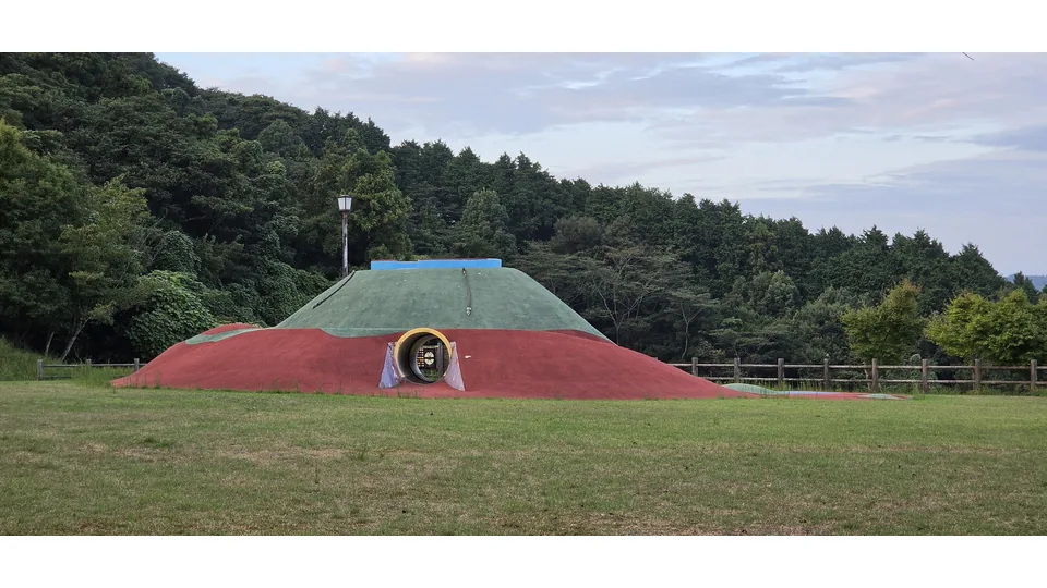 梅園の里の近くの公園にある小山のような大きな遊具